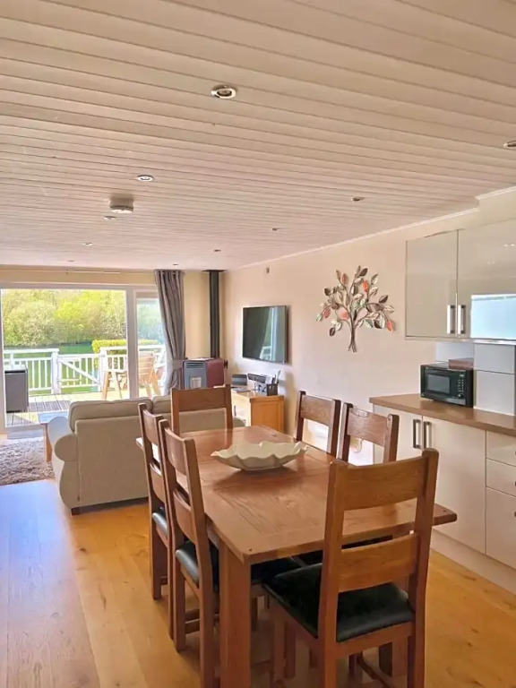 Pet-Friendly Waterside Lodge - Cotswold Water Park