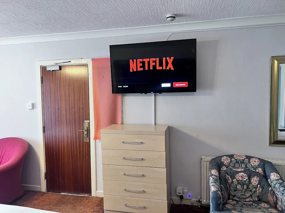 All Seasons Gatwick Guest House & Parking
