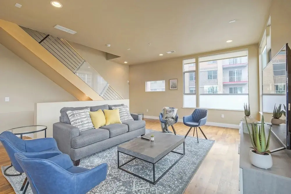 Swanky Downtown Loft! City Views! Sleeps 10!