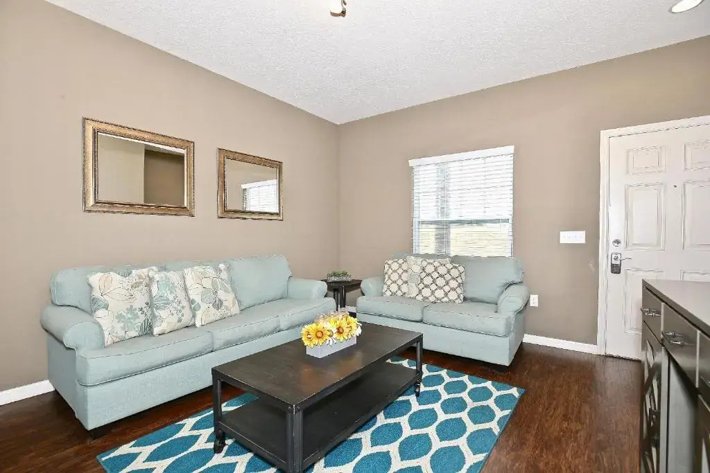 Fantastic Townhouse in Lux community sleeps 8! 10 min to Disney