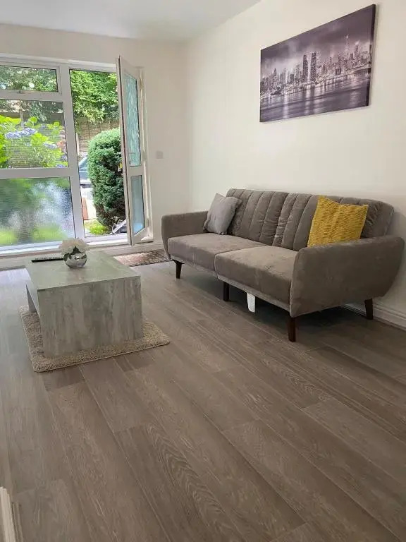 Gorgeous ground floor apartment + free parking