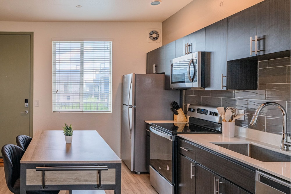 Sleek Stay 4mins to State Farm Stadium