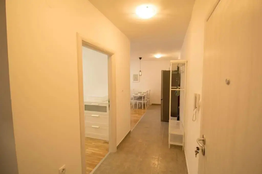 White Fields-Central 2-bdrm apartment with parking