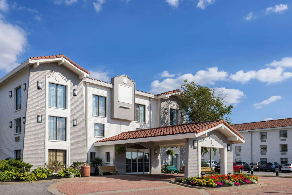 La Quinta Inn by Wyndham Pittsburgh Airport