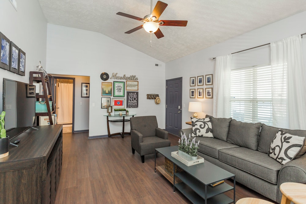 Looby Location- Charming 3br Home 10 min to Downtown!