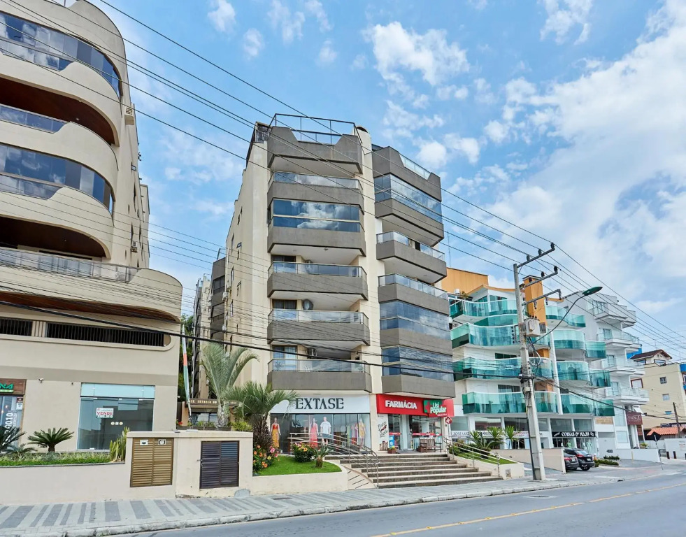 1074 Apartamento de cobertura com linda vista para o mar com 02 dormitórios 01 vaga de garagem na praia do centro de Bombinhas