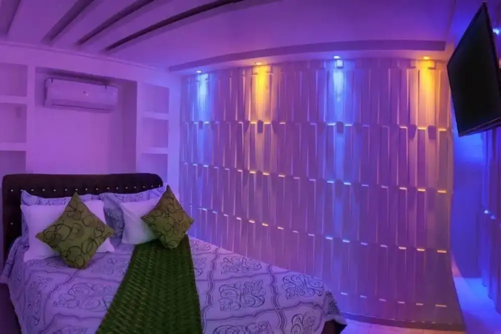 Luxury 14 Bedroom Villa Walking to Clubs/beaches!
