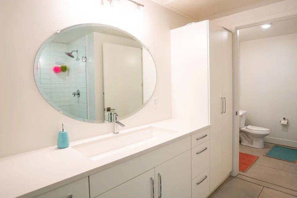 Minimalist & Alluring Condo, Walk to Mile High