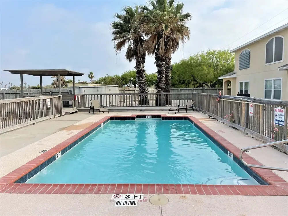 New Owner! 3 Bed, 2.5 Bath Townhouse, Close To Whitecap Beach 3 Bedroom Townhouse by Redawning