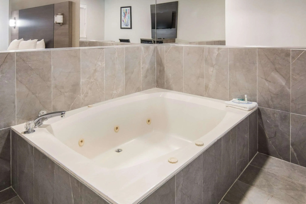 Quality Inn & Suites Fort Worth - Fossil Creek