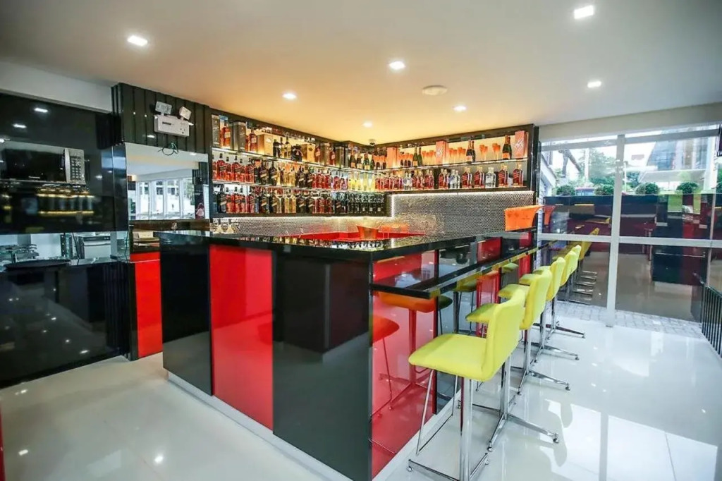 Holiday & Business Hotel - Em frente ao Centro de Eventos e Arena Conda