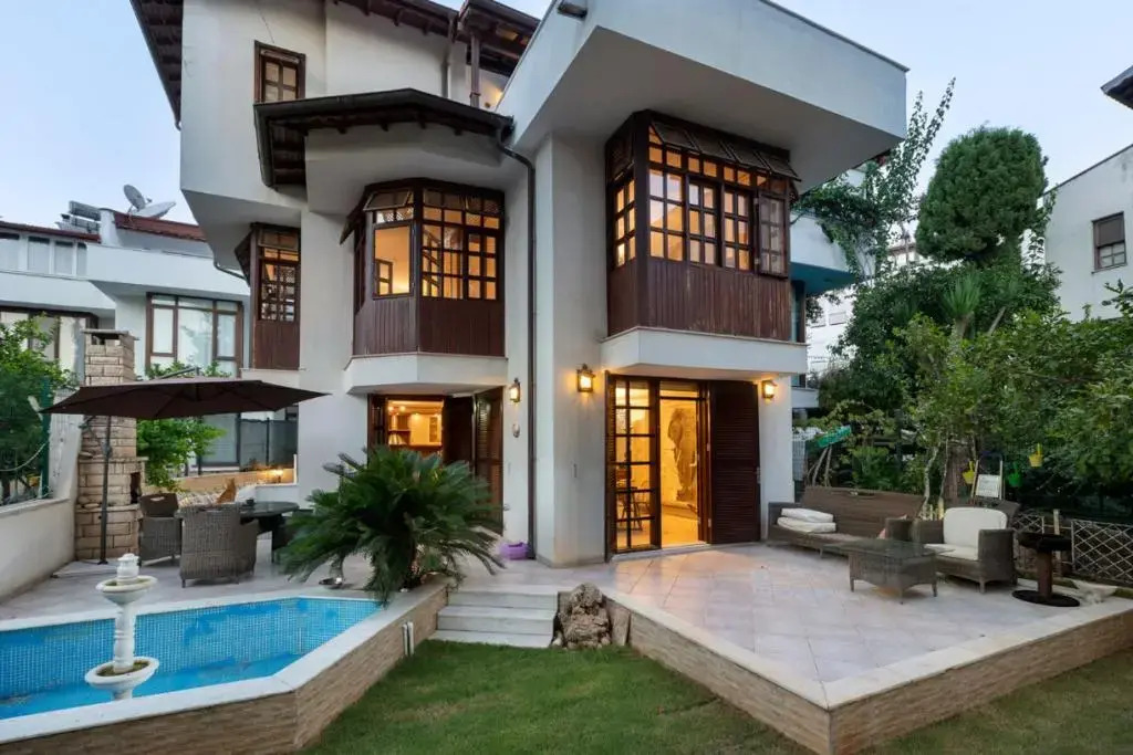 House Close to Beach with Shared Pool in Antalya