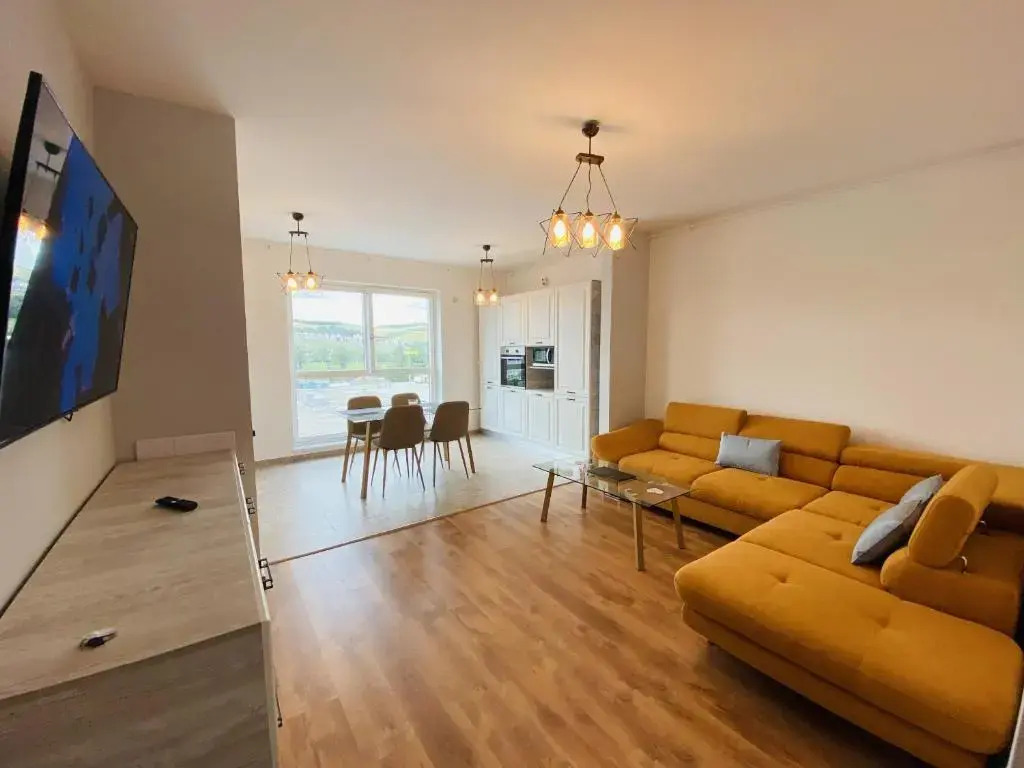 Deluxe Apartment with balcony and private parking in Colvmna Residence
