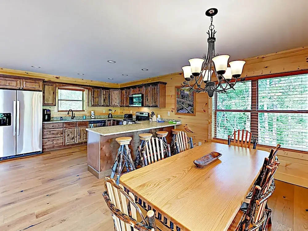 New Listing! Gorgeous W/ Mountain Views 3 Bedroom Cabin
