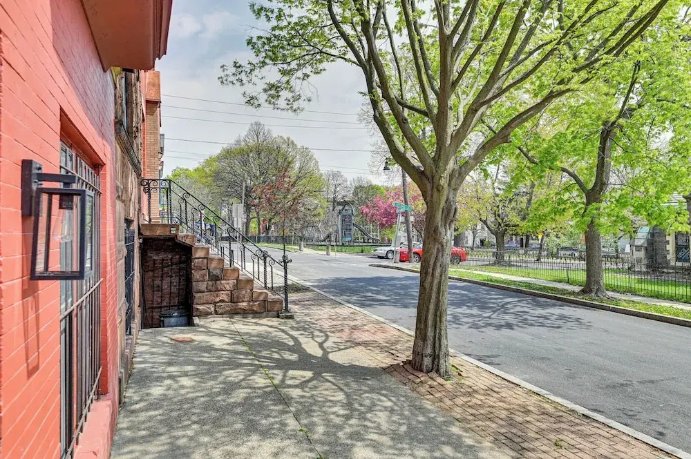 Walk to Downtown Albany: Ten Broeck Triangle Apt!