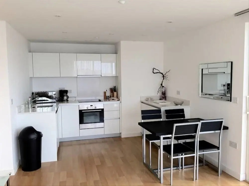 Modern and Airy 2 bed 2 Bath Flat With Great Views
