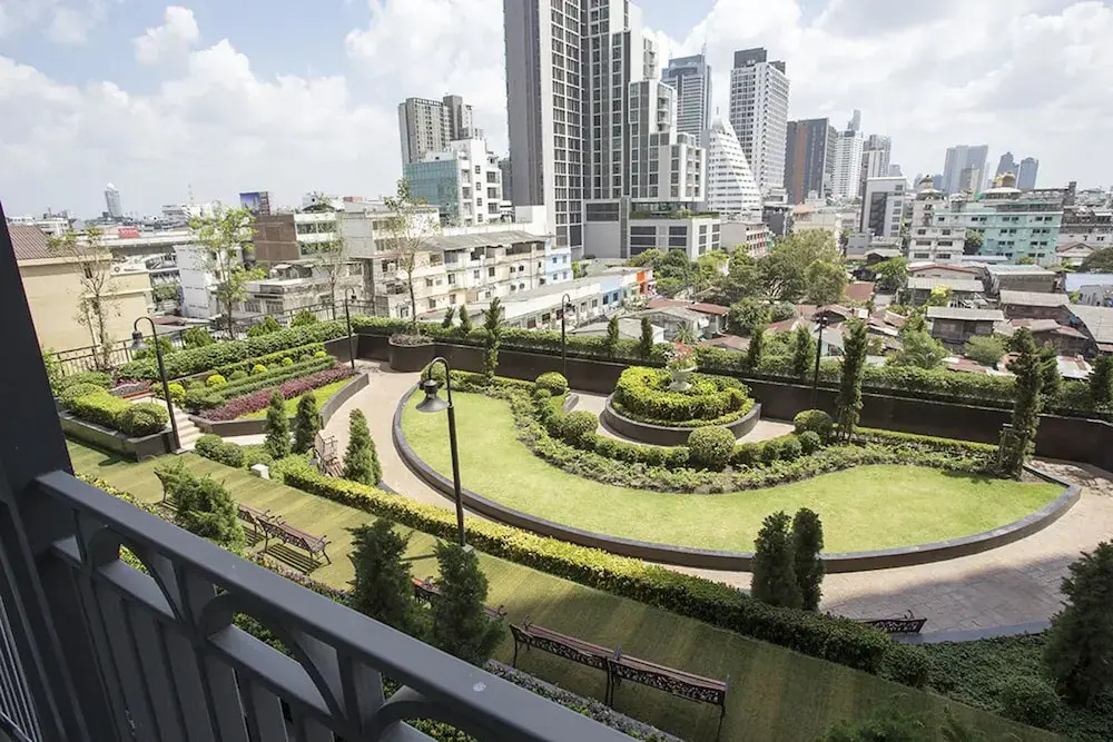 Locals Bangkok The Rich Sathorn-Taksin