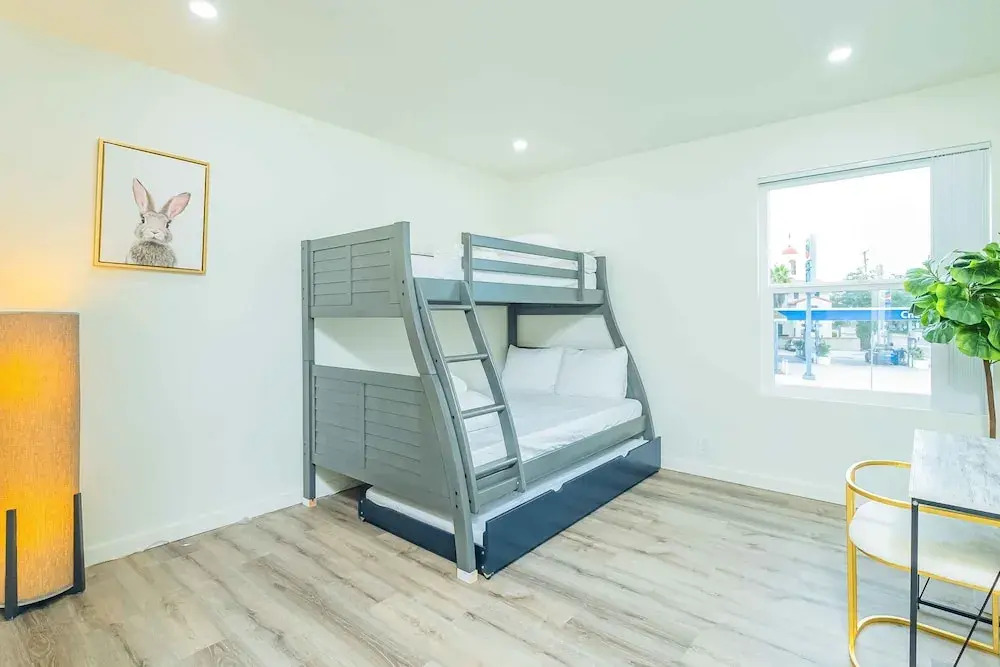 Newly Remodeled 2b2b APT Near Pasadena Old Town