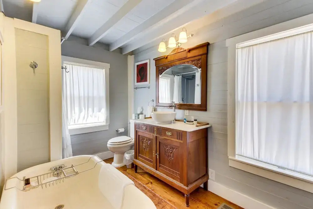 Cozy Retreat in Fredericksburg - Two Homes Perfect for Large Groups