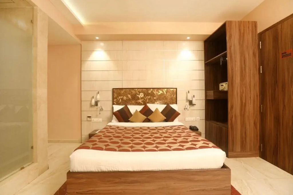 Mumbai Metro - The Executive Hotel