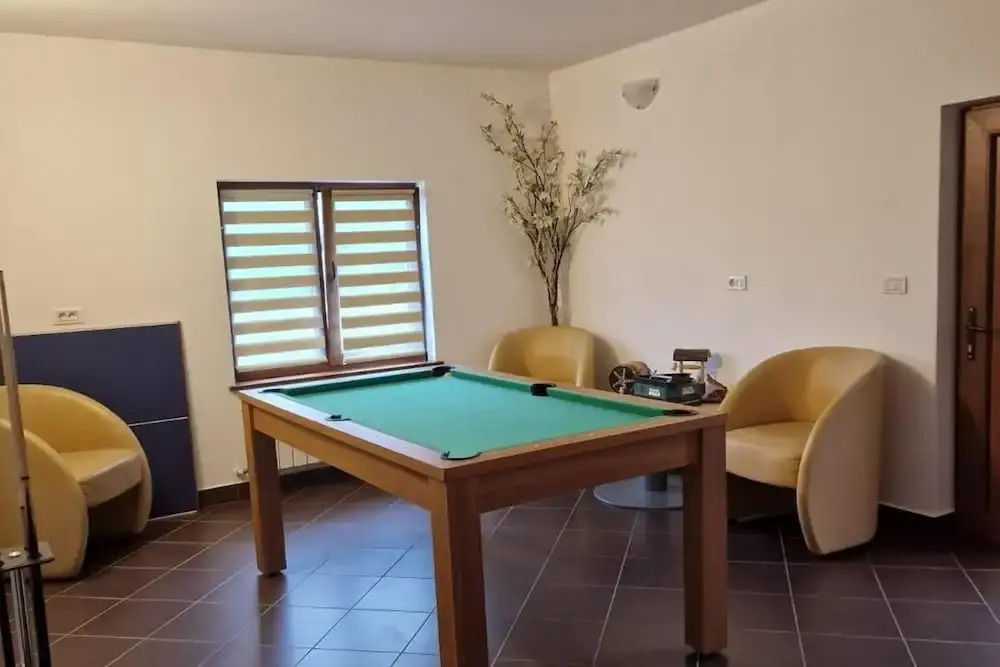 Bucovina-mountainhouse-5br-fireplace-hottub-wifi