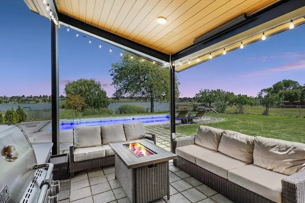 Lakefront Washington Home w/ Private Pool & Sauna