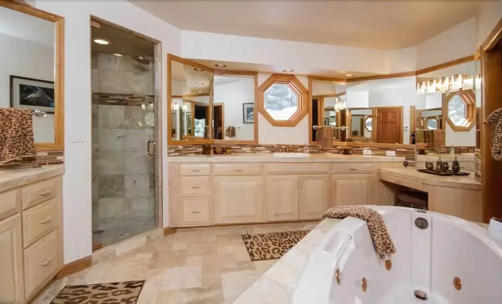 Royal Tiger Lodge (Private Home with Hot Tub)