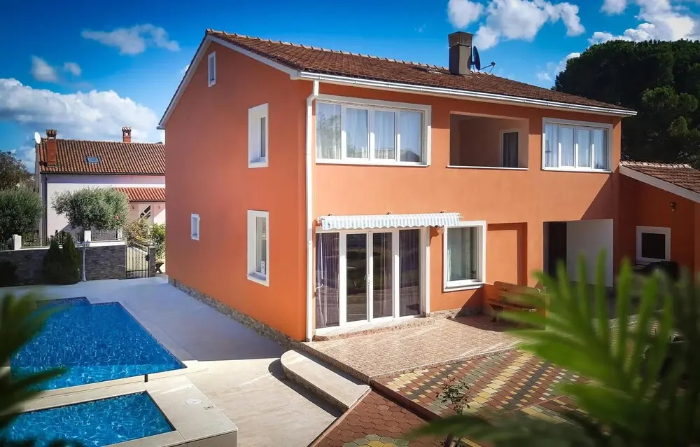 Gorgeous Home In Valbandon