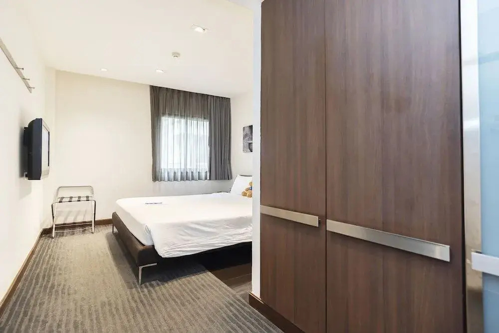 Silver Living Phrom Phong by Favstay