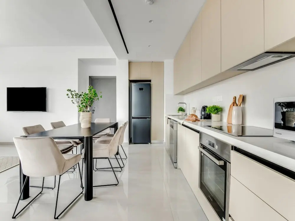 Sanders Premier - Lovely 2 bdr apt With Balcony