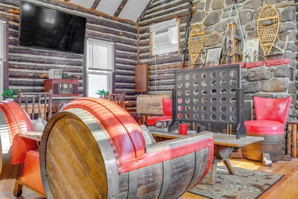 Easy Interstate Access: Original Poconos Log Cabin
