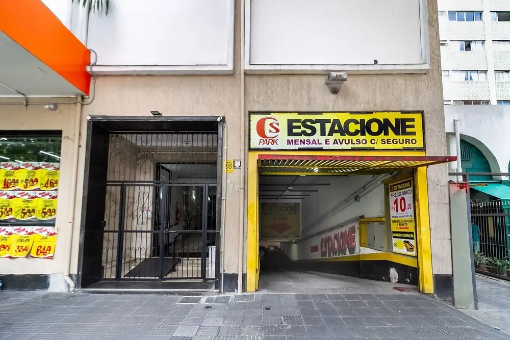 Amplo apartamento no centro, 2 quadras do metrô