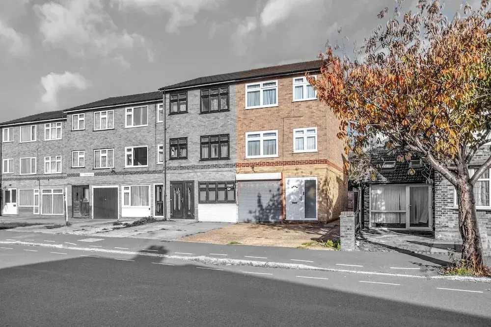 Charming 4 Bedroom Town House in Romford With City Views
