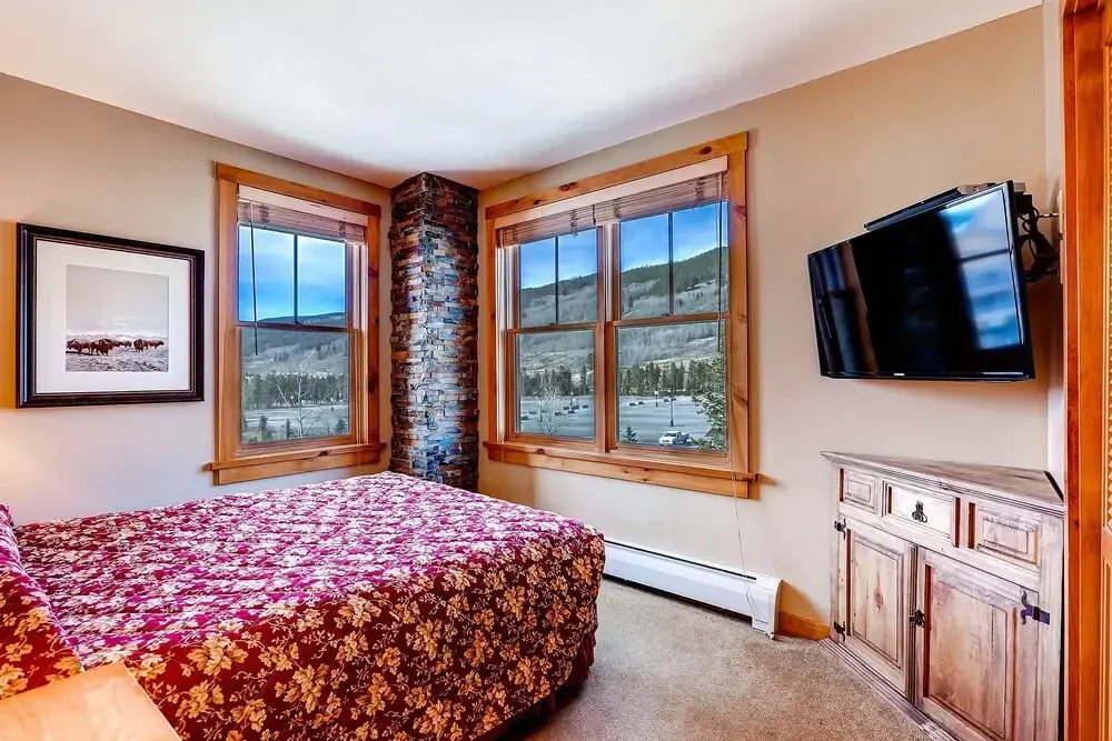 Premier 2br /walk To Slopes + Outdoor Heated Pool 2 Bedroom Condo by RedAwning