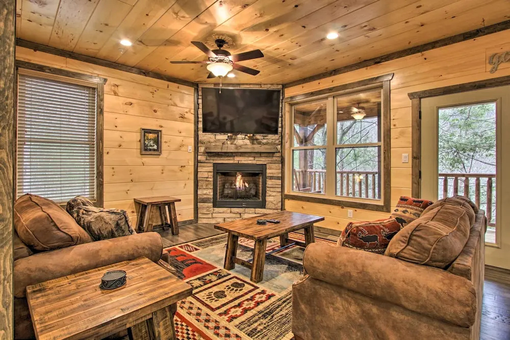 Luxe Cabin w/ Home Theater < 2 Miles to Gatlinburg