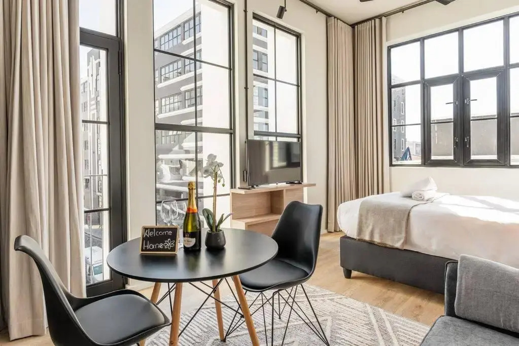 Sun filled Contemporary Apartment in The East City