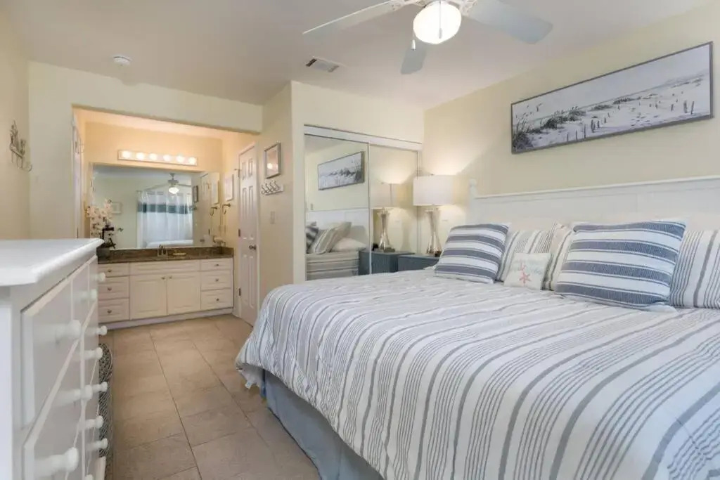 2bd 2ba 1st floor condo WALK TO BEACH