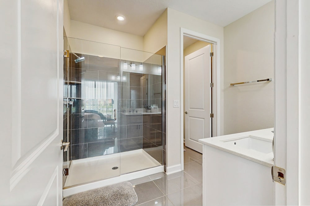 Fourth Floor Penthouse With Shared Pools and Hot Tub, Fast Wifi, & Central AC