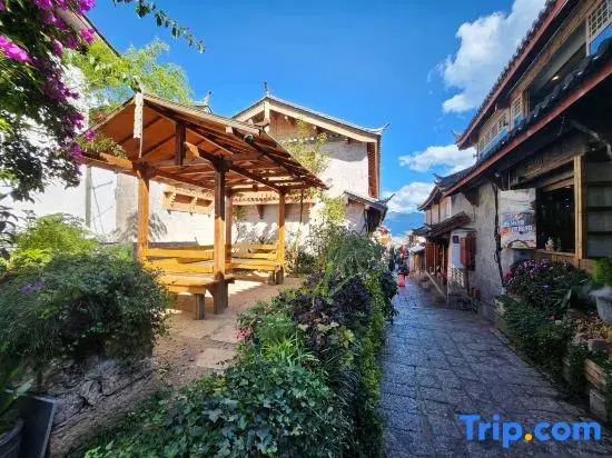 Ruochen Xuyu (Morning's Preface) Lion Hill Naxi Courtyard