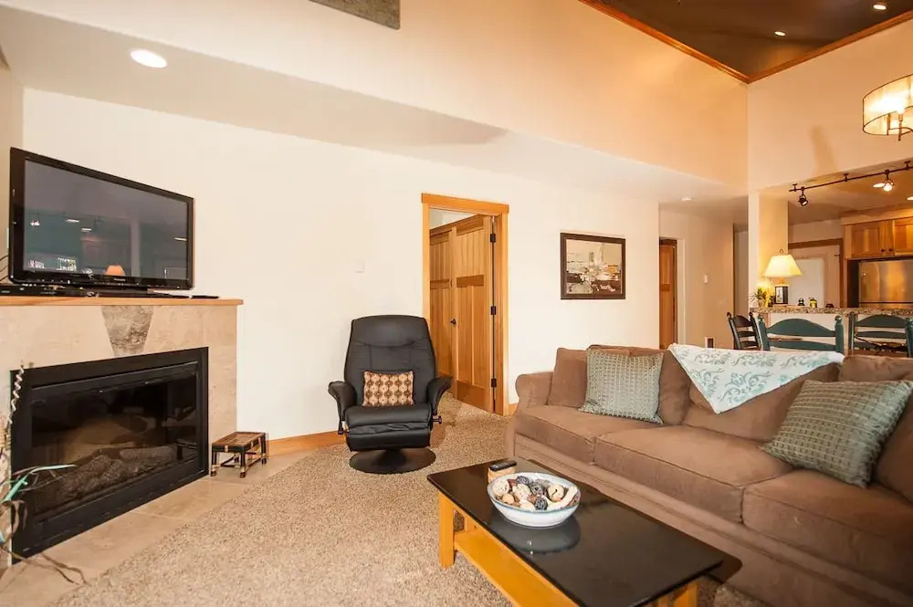 Waterside Family Fun 3 Br home by RedAwning