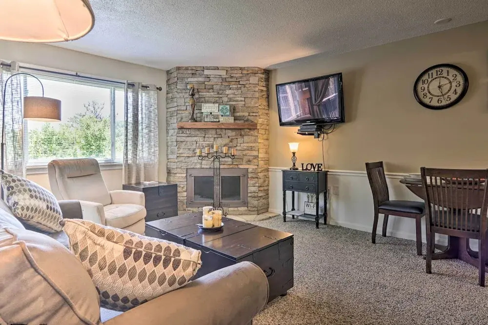 Condo w/ Pool & Grill Access ~ 4 Mi to Gatlinburg!