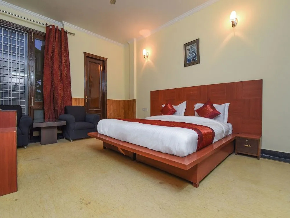 OYO 15376 Purple Star Hotel
