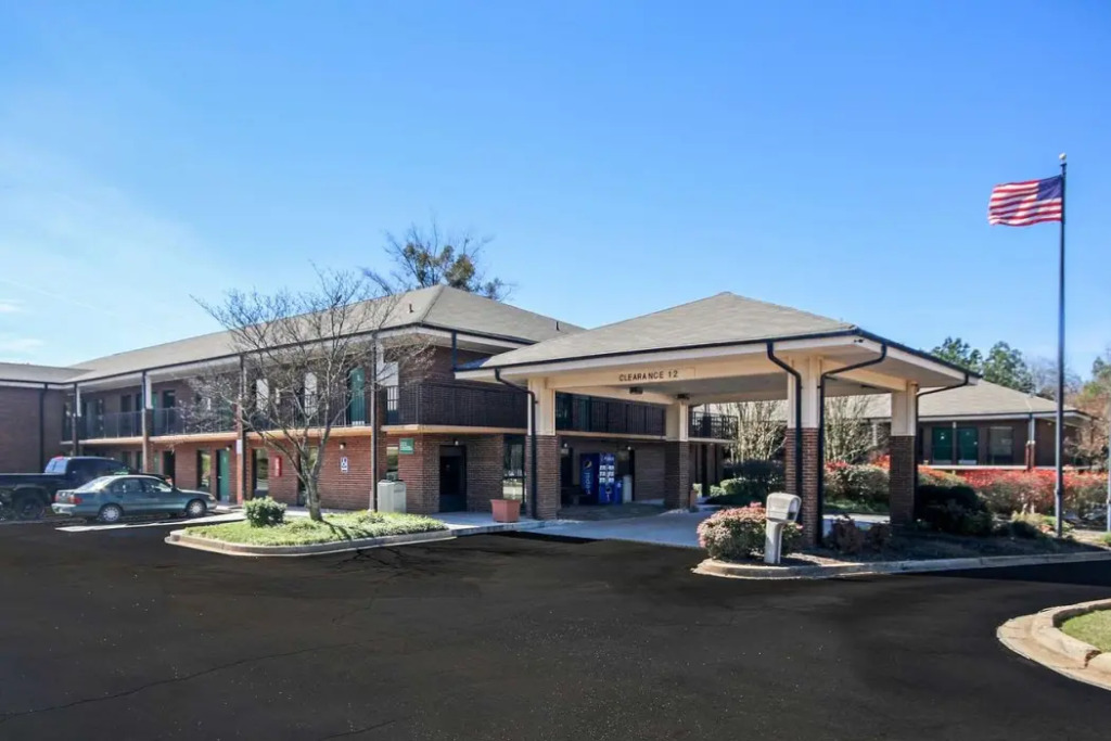 Quality Inn & Suites Clinton - Jackson West