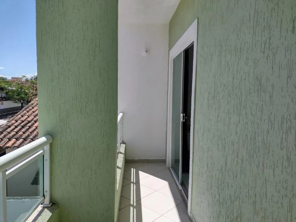 Casa 3 andares a 100 metros de Costa Azul.