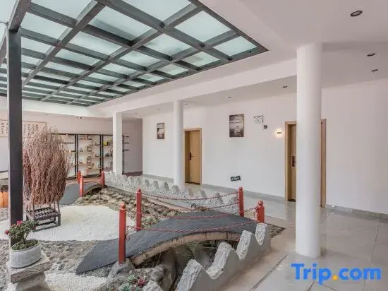Jiuge Light Luxury Homestay(Dali Old City Erhai Store)