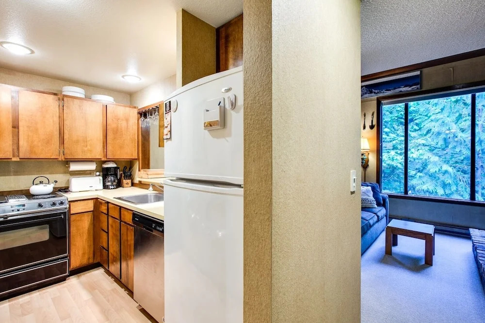 59sw - Fireplace - Dishwasher - Washer/dryer - Sleeps 6 2 Bedroom Home by RedAwning