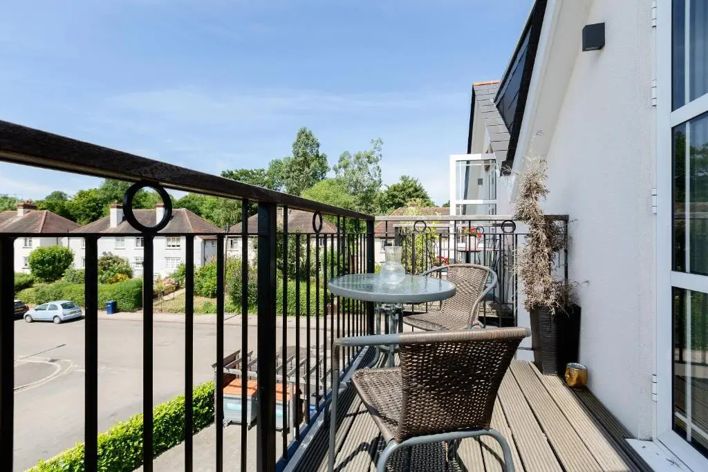 Elegant 2 Bed Flat with Balcony in Finchley