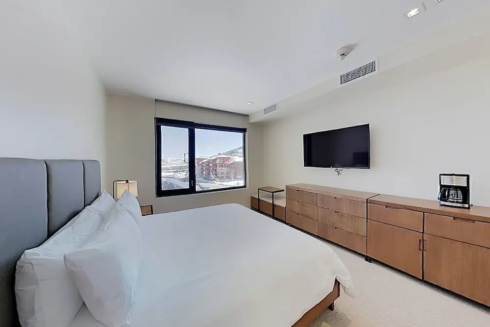 New Listing! All-suite Ski-in/ski-out Haven 3 Bedroom Condo