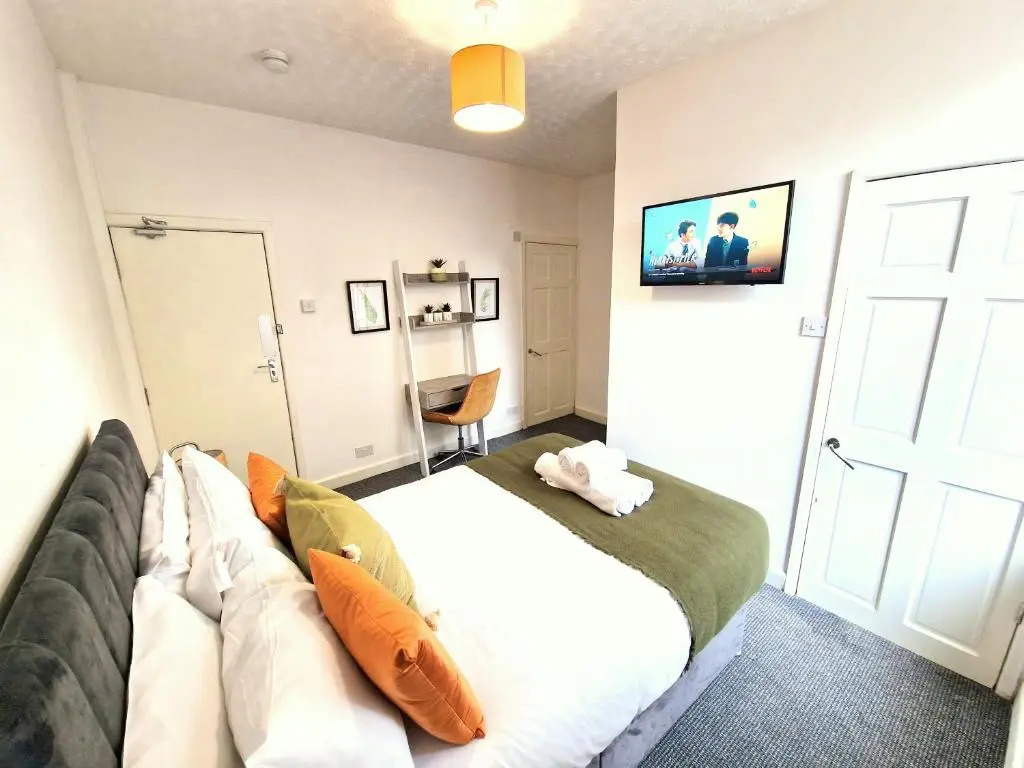 Burnley Terraced House by Bevolve - Free Parking