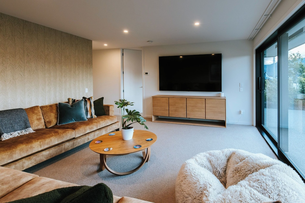 Korari House - Lake Views - Sleeps 10